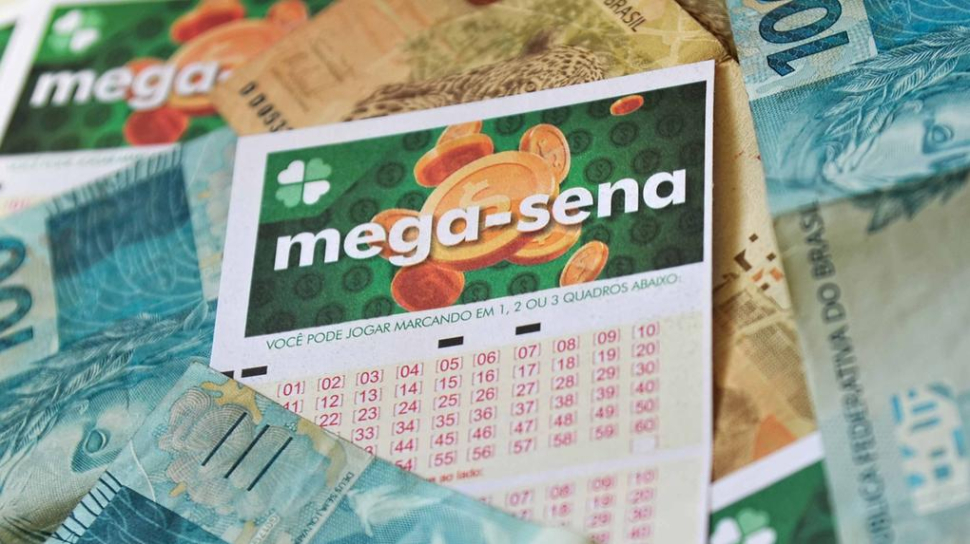 Confira os 10 maiores prêmios das loterias no Brasil e seus ganhadores.